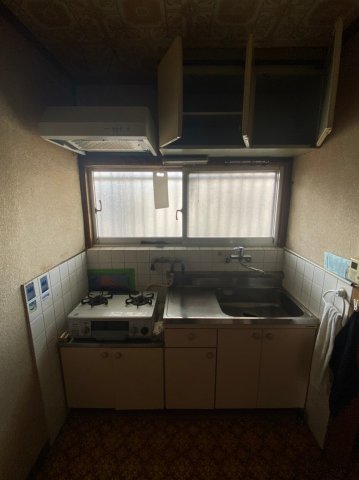 キッチン　窓付きで換気に便利です♪