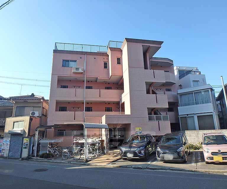 建物外観　ピンク色の可愛らしい外観です。