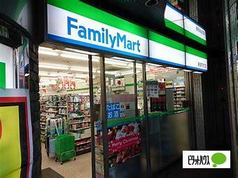 コンビニ　ファミリーマート湯島駅前店（コンビニ）まで219m