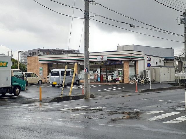 コンビニ　セブンイレブン浦和内谷4丁目店（コンビニ）まで100m
