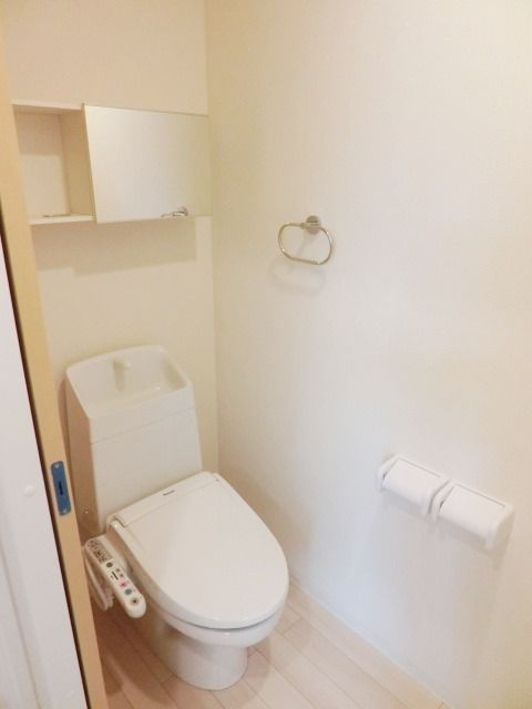 トイレ　温水洗浄便座付きのトイレです