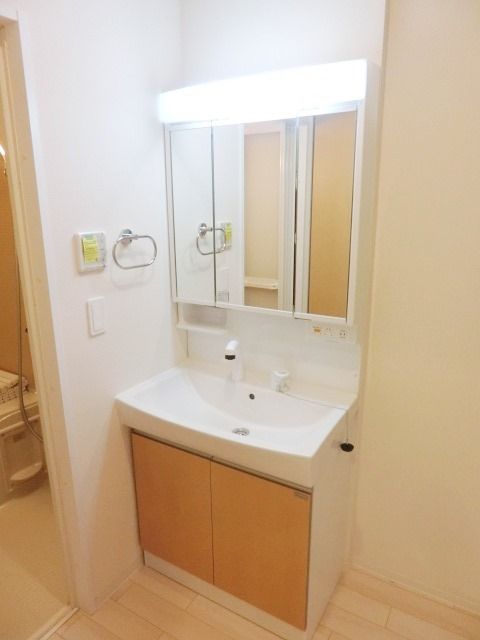 洗面設備　毎朝の準備に便利な独立洗面台です