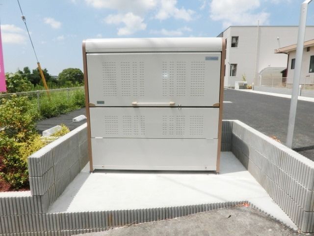 その他　敷地内にゴミ置場があります