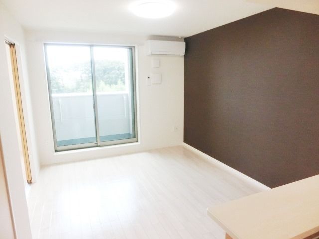 居室・リビング　窓も大きく明るいリビング