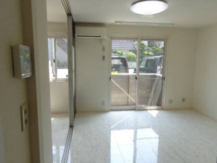 居室・リビング　101 LDK(     室内物干し 照明)