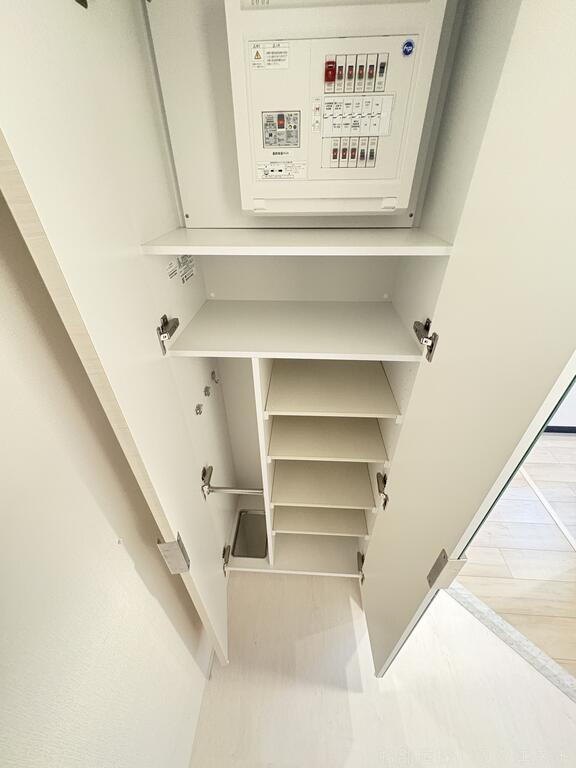 玄関　（写真は同タイプ）