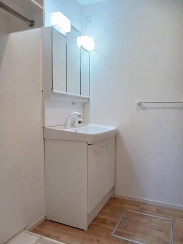 洗面設備　独立洗面台、朝の身支度には欠かせません