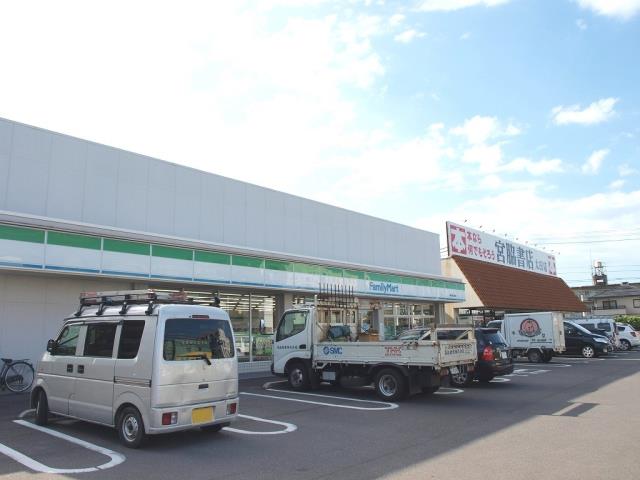 コンビニ　ファミリーマート（コンビニ）まで674m