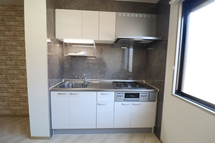 キッチン　システムキッチン（3口ガスコンロ、グリル付）