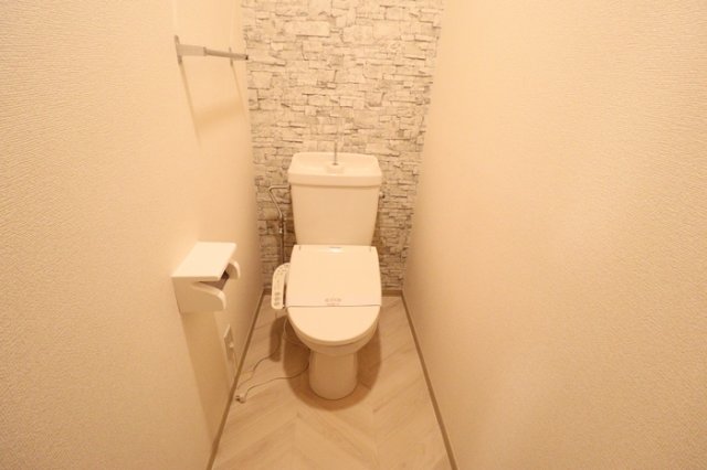 トイレ　もちろん温水洗浄暖房便座です（デザインクロス仕様）