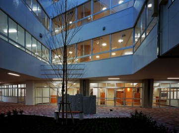 中学校　千寿桜堤中学校（中学校）まで2050m