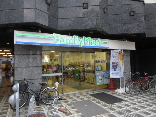 コンビニ　ファミリーマート早稲田駅前店（コンビニ）まで417m
