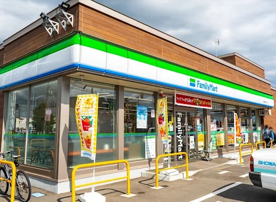 コンビニ　ファミリーマート千歳新富3丁目店（コンビニ）まで242m