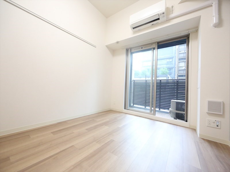 バルコニー　洋室6.9帖　エアコン完備　クローゼット付　バルコニー