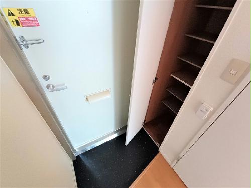 玄関　玄関には下駄箱スペースがあります。