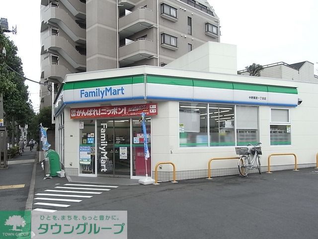 コンビニ　ファミリーマート（コンビニ）まで650m