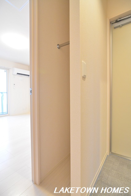 その他部屋・スペース　玄関脇にハンガーパイプがあります。