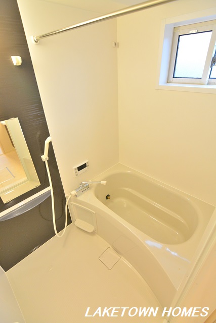 バス・シャワールーム　小窓のある追い焚き＆浴室乾燥機付の浴室です。