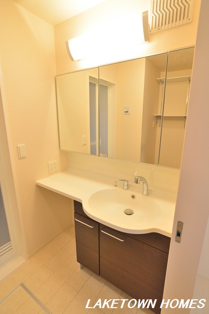 洗面設備　三面鏡の洗髪洗面化粧台です。