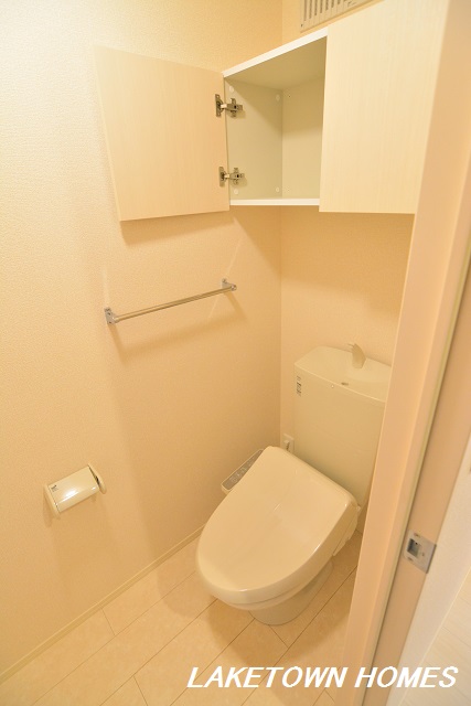 トイレ　上部に収納のある温水洗浄便座付のトイレです。