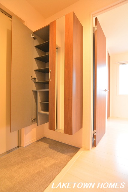 玄関　玄関ホールと玄関収納です。