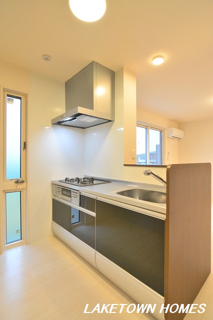 キッチン　グリル付３口コンロのシステムキッチンです。