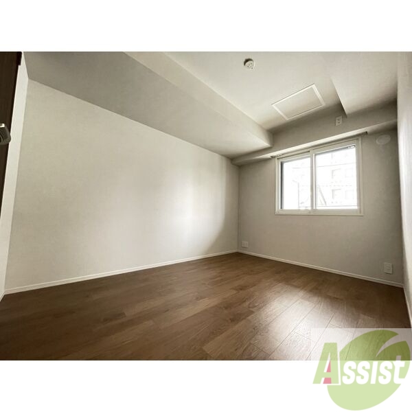 その他部屋・スペース　寝室はこちらです。光が差し込む、温かみのあるお部屋です。