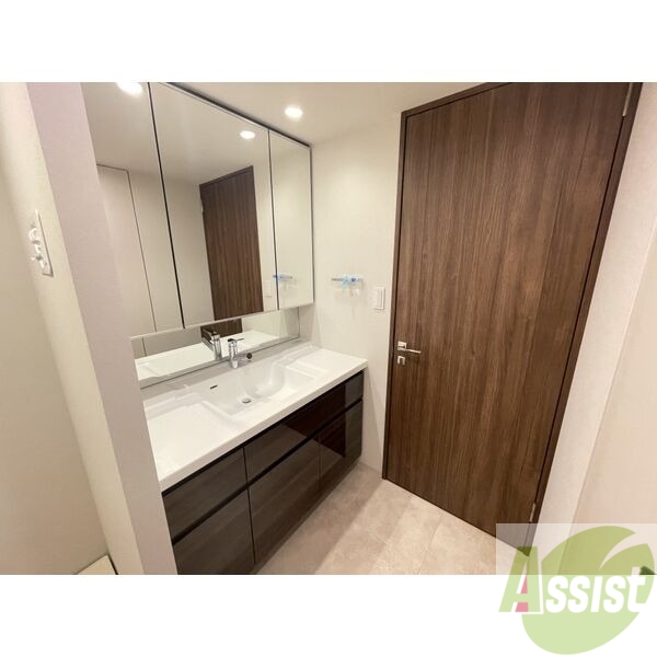 洗面設備　大きくて使いやすそうな独立洗面台になっています。