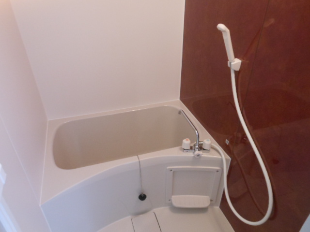 バス・シャワールーム　コンパクトで使いやすいお風呂です