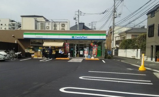 コンビニ　ファミリーマート 世田谷弦巻五丁目店（コンビニ）まで243m