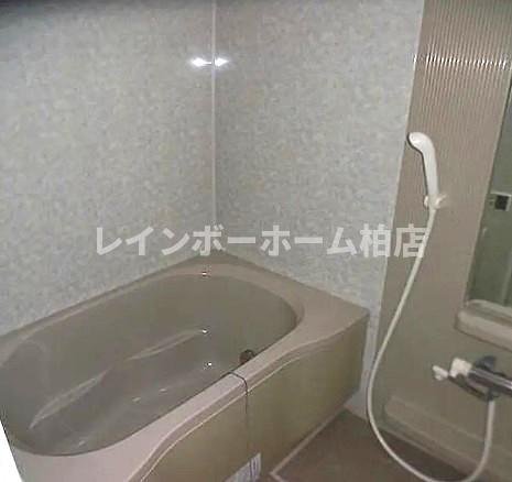 バス・シャワールーム　コンパクトで使いやすいお風呂です