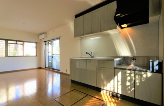 キッチン　調理スペースも充分、好きなコンロが置けますよ