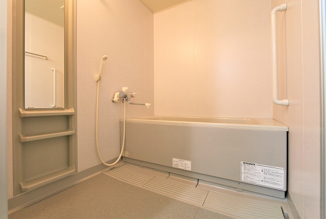 バス・シャワールーム　落ち着く雰囲気のお風呂ですね