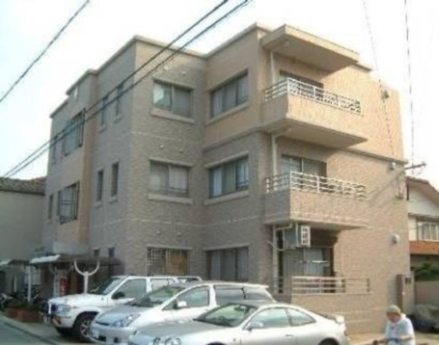 建物外観　窓が多くたくさん日が差し込むマンションです