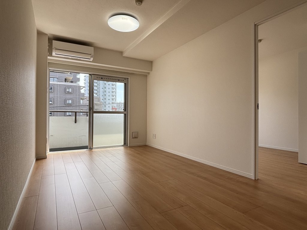 居室・リビング　前面が抜けて日当り良好な居室