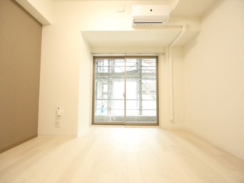 バルコニー　洋室8帖　エアコン完備　バルコニー