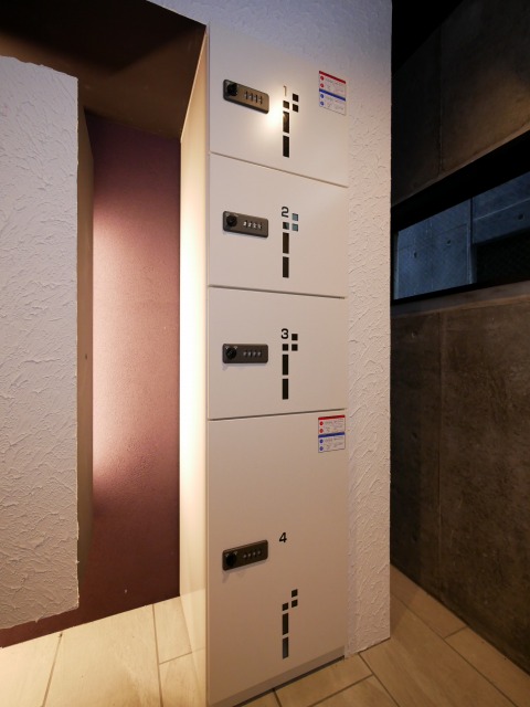 エントランス　便利な宅配ボックス付き！日中不在にしがちな方におすすめです！