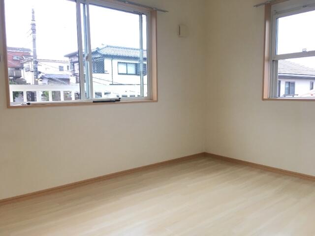 居室・リビング　＊別号室の写真となります。