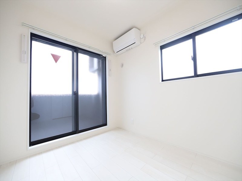 バルコニー　洋室5帖　エアコン完備　バルコニー　同仕様写真