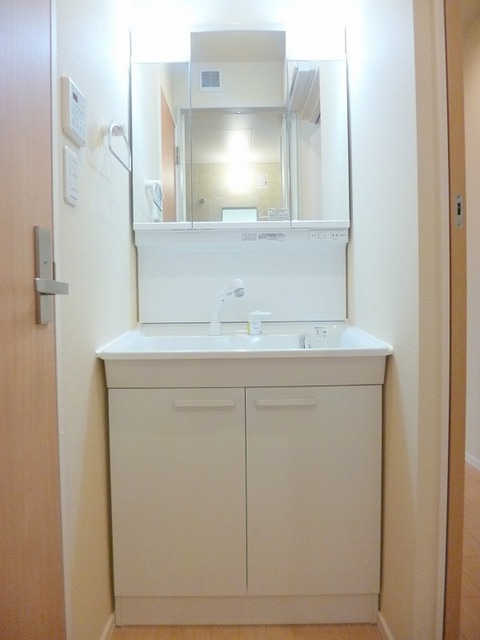 洗面設備　３面鏡付きの独立洗面台です?