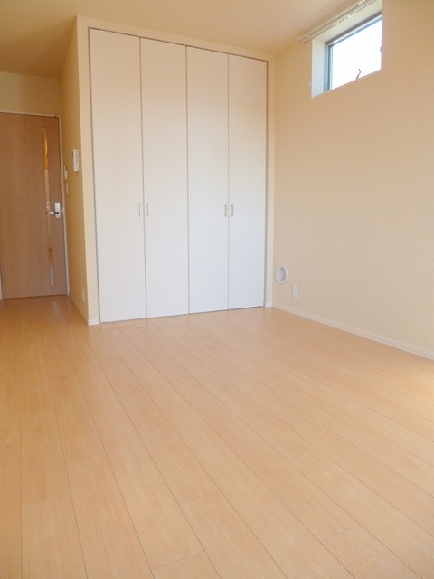 その他部屋・スペース　洋室の上部にある窓は、部屋全体に光を届けてくれます♪