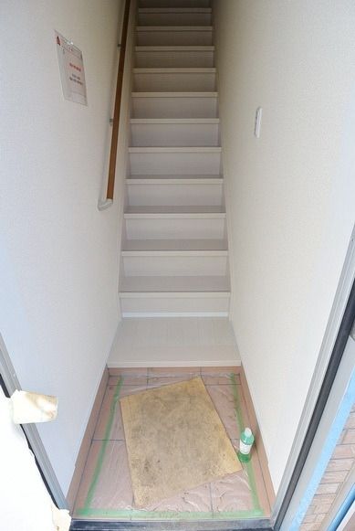 玄関　★玄関入ると階段があります★