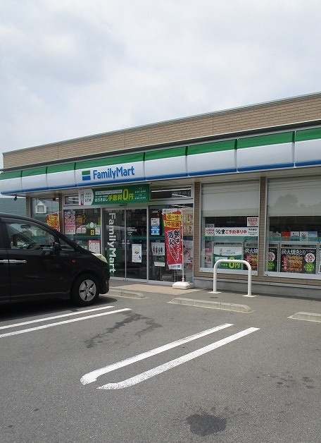 コンビニ　ファミリーマート（コンビニ）まで750m