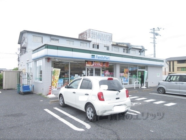 コンビニ　ファミリーマート彦根小泉町店（コンビニ）まで650m