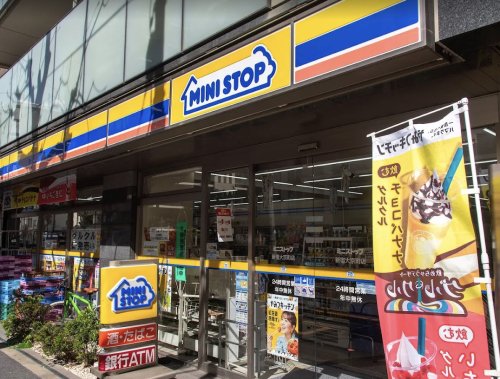コンビニ　ミニストップ 新宿大京町店（コンビニ）まで714m