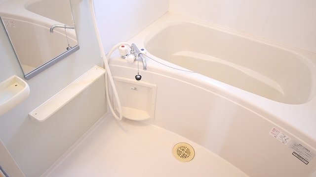 バス・シャワールーム　コンパクトで使いやすいお風呂です