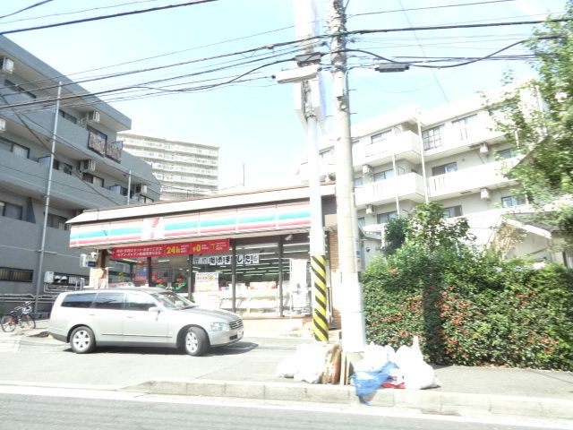 コンビニ　セブンイレブン六ツ川3丁目店（コンビニ）まで240m