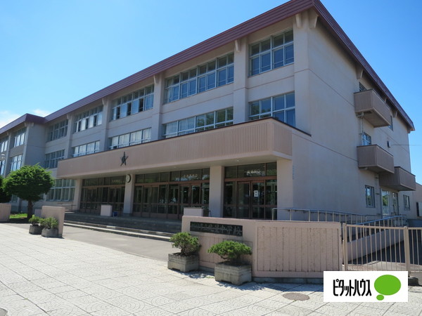 中学校　旭川市立北星中学校（中学校）まで953m