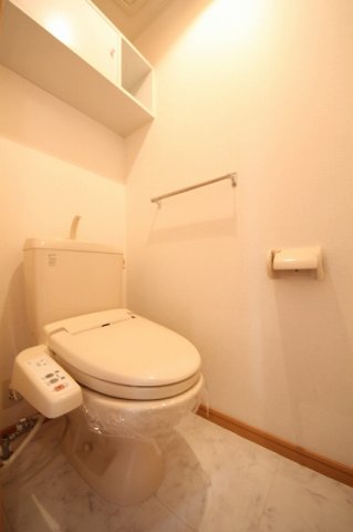 トイレ　落ち着いた色調のトイレです