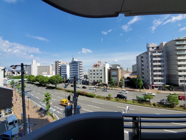 バルコニー　暖かな日差しのふりそそぐバルコニー
